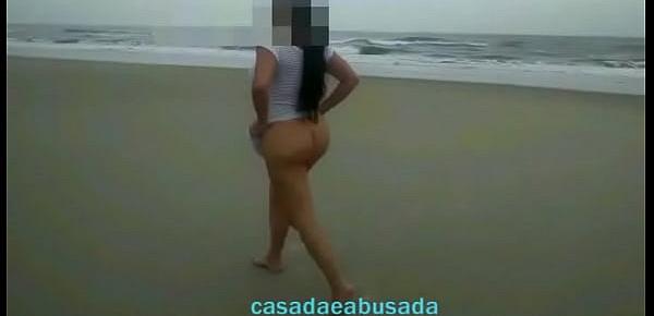  casadaeabusada sem calcinha provocando na praia